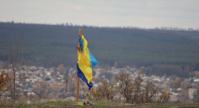 Czwarty rok śmierci, bestialstwa, dramatu. Ukraina wciąż walczy fot. Andrzej Hercuń; A z tyłu w tle cicha wieś Kamianka. Wieś w której nie ocalał ani jeden dom. Wieś - świadek setek ludzkich tragedii, bohaterstwa, śmierci. Wieś usiana minami i niewybuchami jeszcze przez wiele lat będzie zbierać krwawe żniwo. A zwykli ludzie tylko chcieli spokojnie dożyć do śmierci.