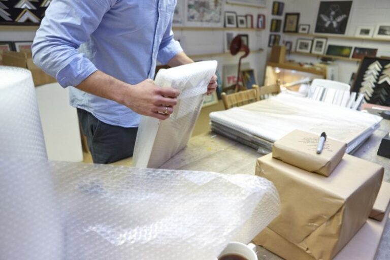 Pakowanie przesyłek krok po kroku: jak dobrać karton, wypełnienie i zabezpieczenia