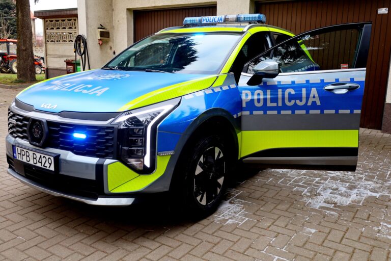 Żarowscy policjanci z nowym radiowozem [FOTO]