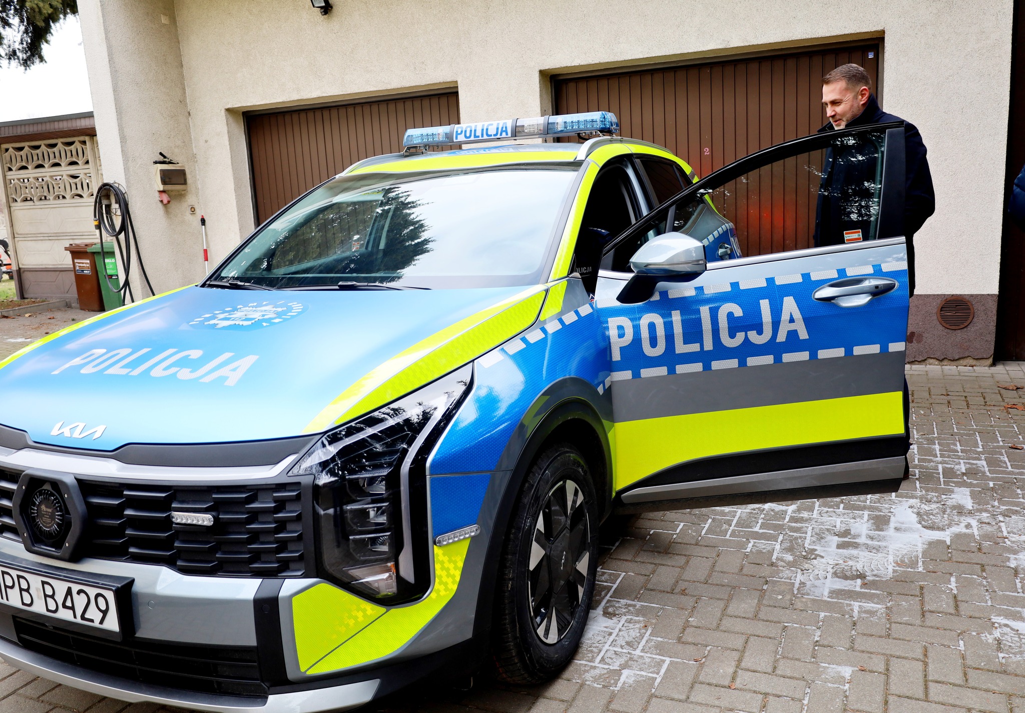 Żarowscy policjanci z nowym radiowozem [FOTO]