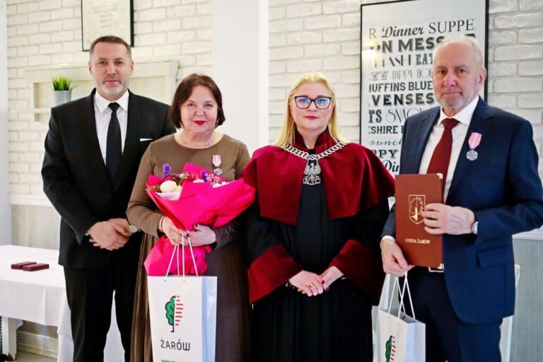 Świętowali jubileusz złotych godów. Burmistrz Żarowa wręczył medale swoim rodzicom [FOTO]