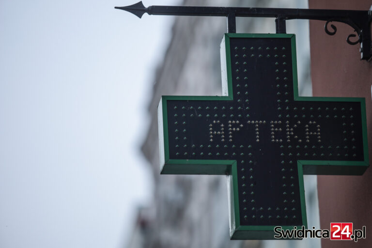 Po syrop dla dziecka musieli jechać do Wrocławia. Powraca dyskusja na temat nocnych dyżurów aptek