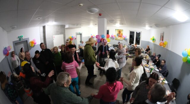 bal karnawałowy w schronisku dla osób w kryzysie bezdomności w Świdnicy fot. Towarzystwo im.św. Brata Alberta (7)