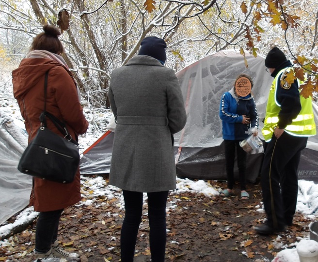 Bezdomni koczujący na klatkach schodowych, leżący na ławkach, podwórkach i przy torach. Interwencje straży miejskiej