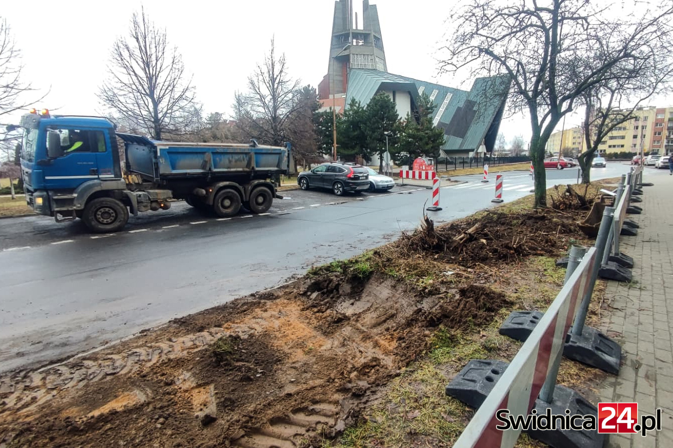 Ruszyła budowa nowych przystanków na Osiedlu Młodych. Mieszkańcy obawiają się likwidacji miejsc parkingowych [FOTO]