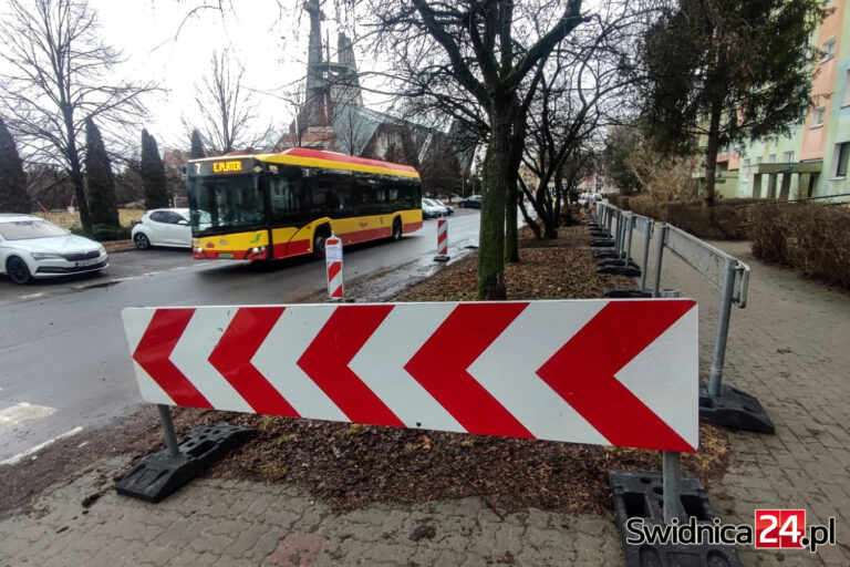 Ruszyła budowa nowych przystanków na Osiedlu Młodych. Mieszkańcy obawiają się zmniejszenia liczby miejsc parkingowych [FOTO]