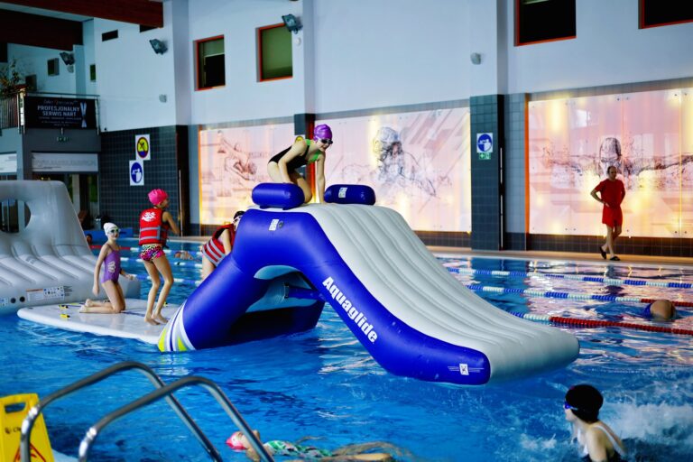 Lepią „garnki”, pływają, malują. Aktywne ferie w Żarowie