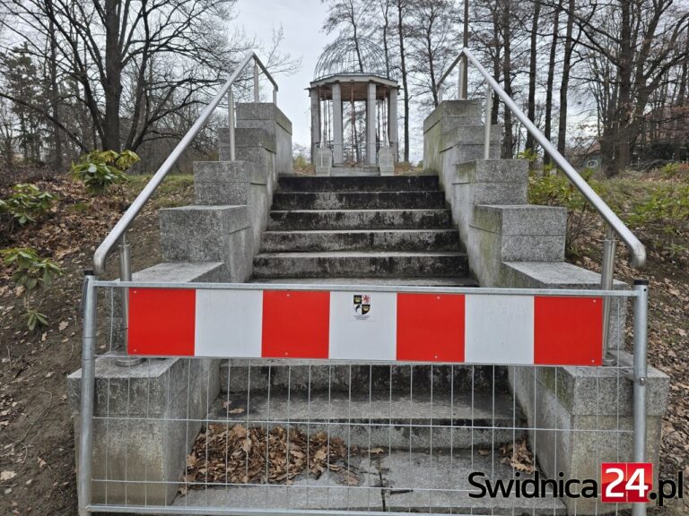 Romantycznych zdjęć pod gloriettą nie będzie. Od blisko roku popękana i „na kołkach” [FOTO]