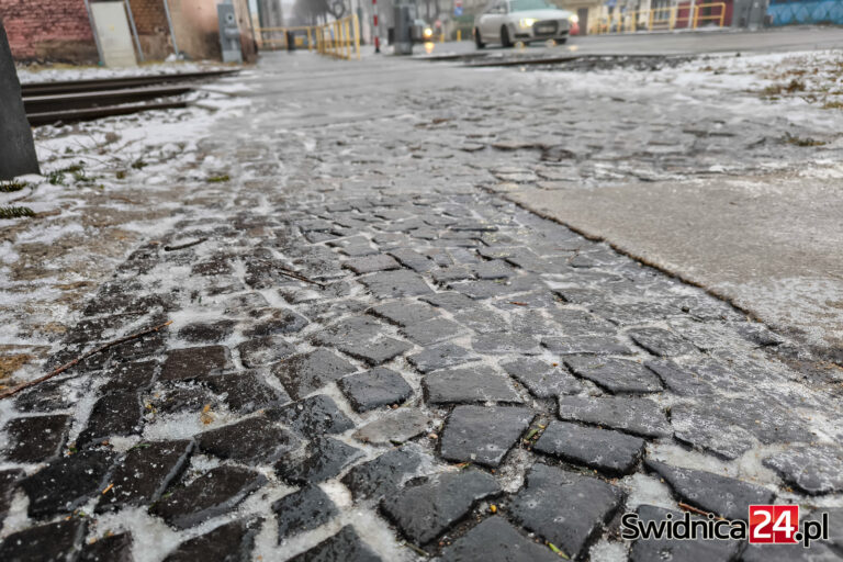 Synoptycy wydali ostrzeżenie. W całym regionie będzie ślisko