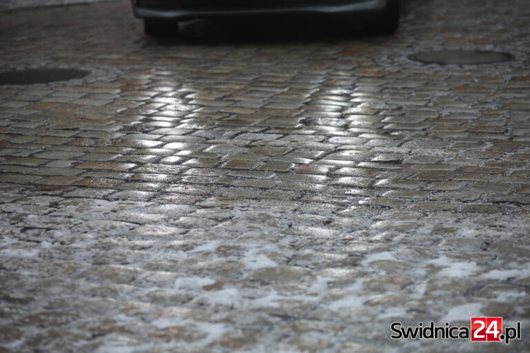IMGW ostrzega przed oblodzeniem dróg i chodników