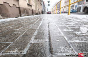 Znów może być ślisko na drogach. Synoptycy ostrzegają przed gołoledzią