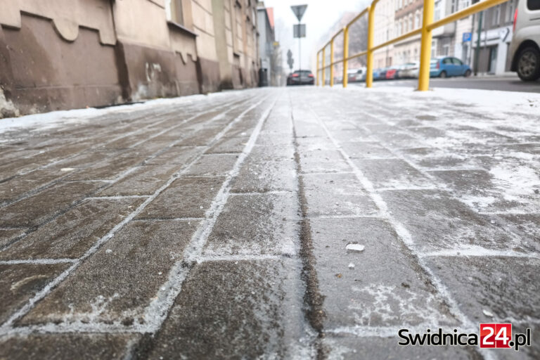 Znów może być ślisko na drogach. Synoptycy ostrzegają przed gołoledzią