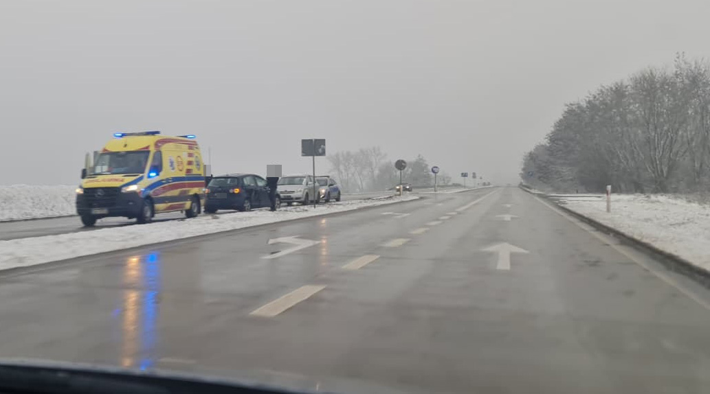 Kolizja dwóch aut na łączniku [FOTO]