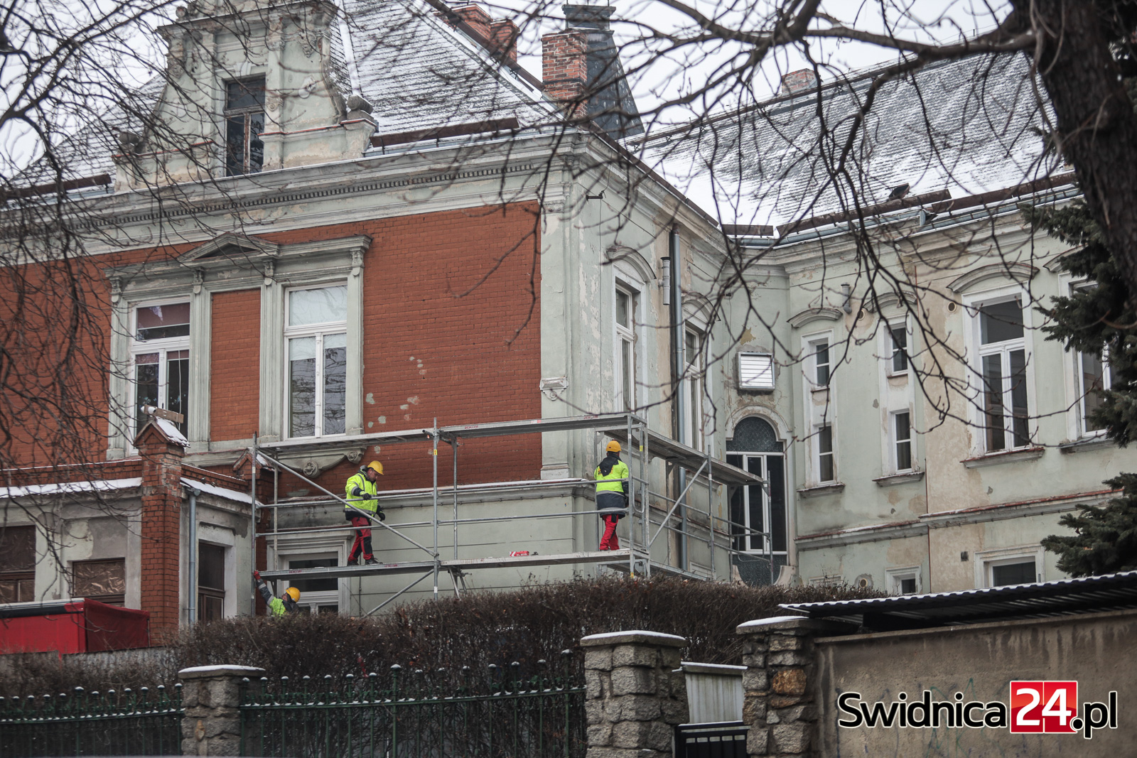 Rusztowania pną się w górę. Zabytkowy budynek przedszkola przechodzi remont [FOTO]
