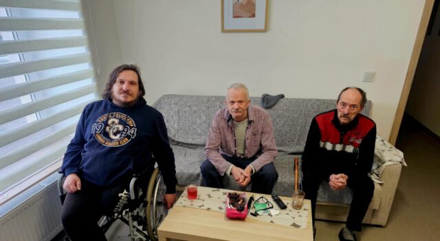 Mariusz, Krzysztof i Henryk znaleźli bezpieczną przystań w pierwszym mieszkaniu wspomaganym