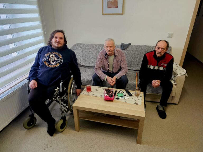 Mariusz, Krzysztof i Henryk znaleźli bezpieczną przystań w pierwszym mieszkaniu wspomaganym