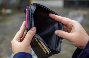 Chciała sprzedać krzesła i zarobić. 59-latka padła ofiarą oszustwa