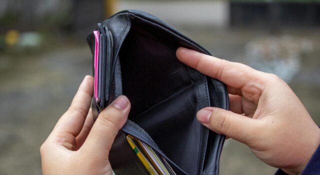 Miała być inwestycja i gwarantowany zysk. Seniorka straciła oszczędności i została z kredytem