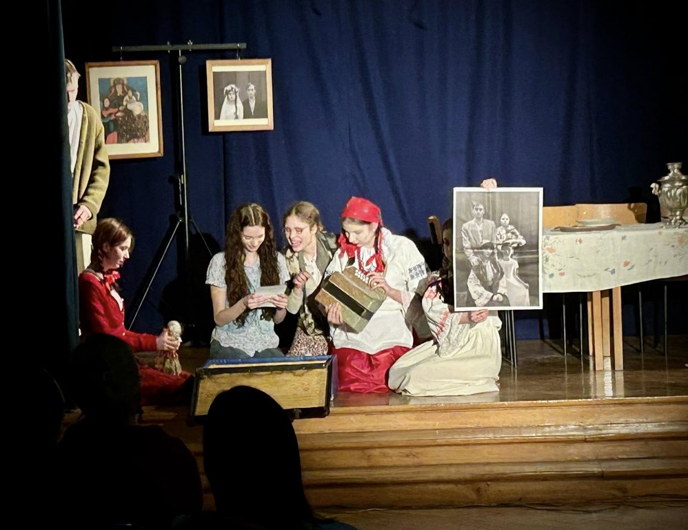 Powojenne realia i przesiedlenia z Kresów. Świdnicka młodzież przypomniała je w premierowym spektaklu [FOTO]