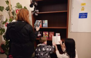 Drugie życie „przydasiów”, czyli wyjątkowy regał wymiany