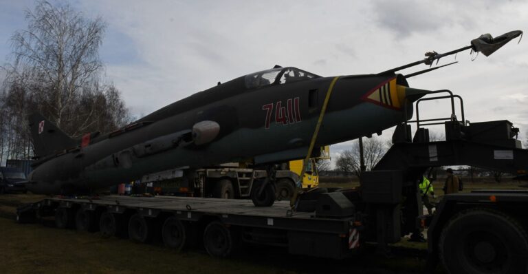 Wojsko podarowało Su-22M4. Samolot stanie przy gminnym lądowisku w Świebodzicach [FOTO]