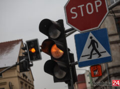 Kierowcy skarżyli się na długie stanie na czerwonym. Wniosek w sprawie sygnalizacji trafił do drogowców