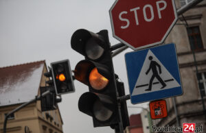 Kierowcy skarżyli się na długie stanie na czerwonym. Wniosek w sprawie sygnalizacji trafił do drogowców