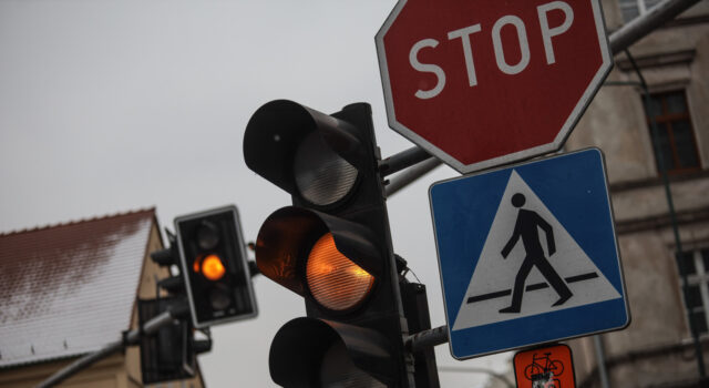 Kierowcy skarżyli się na długie stanie na czerwonym. Wniosek w sprawie sygnalizacji trafił do drogowców