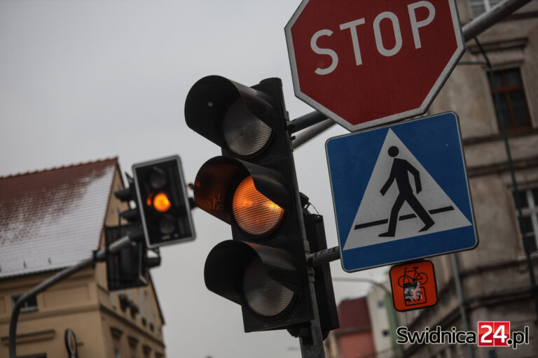 Kierowcy skarżyli się na długie stanie na czerwonym. Wniosek w sprawie sygnalizacji trafił do drogowców