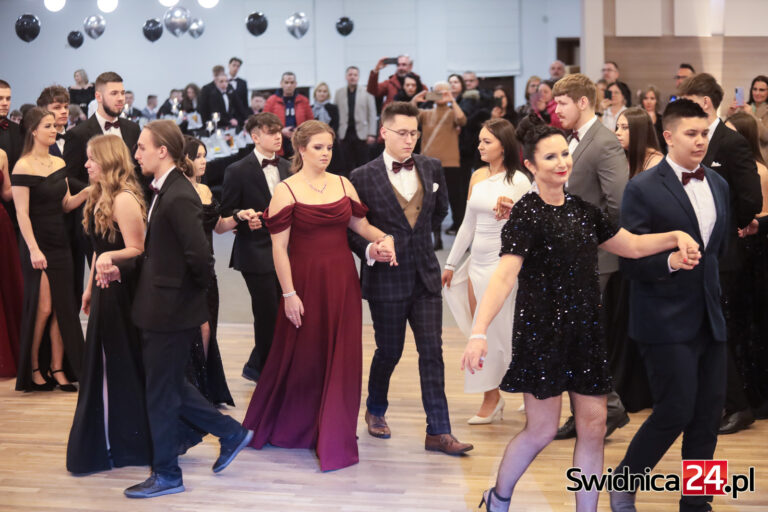 Maturzyści ze świdnickiego „Mechanika” bawili się na studniówce [FOTO/VIDEO]