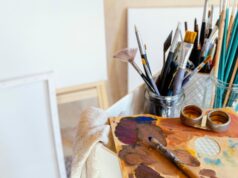 Międzypokoleniowa wystawa „od bajki do pejzażu”. Obrazy seniorek i uczniów obejrzymy w Klubie Bolko