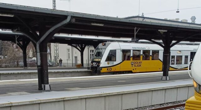 Ścisk w szynobusie, pasażerka zemdlała. Bez trakcji elektrycznej bez szans na poprawę?