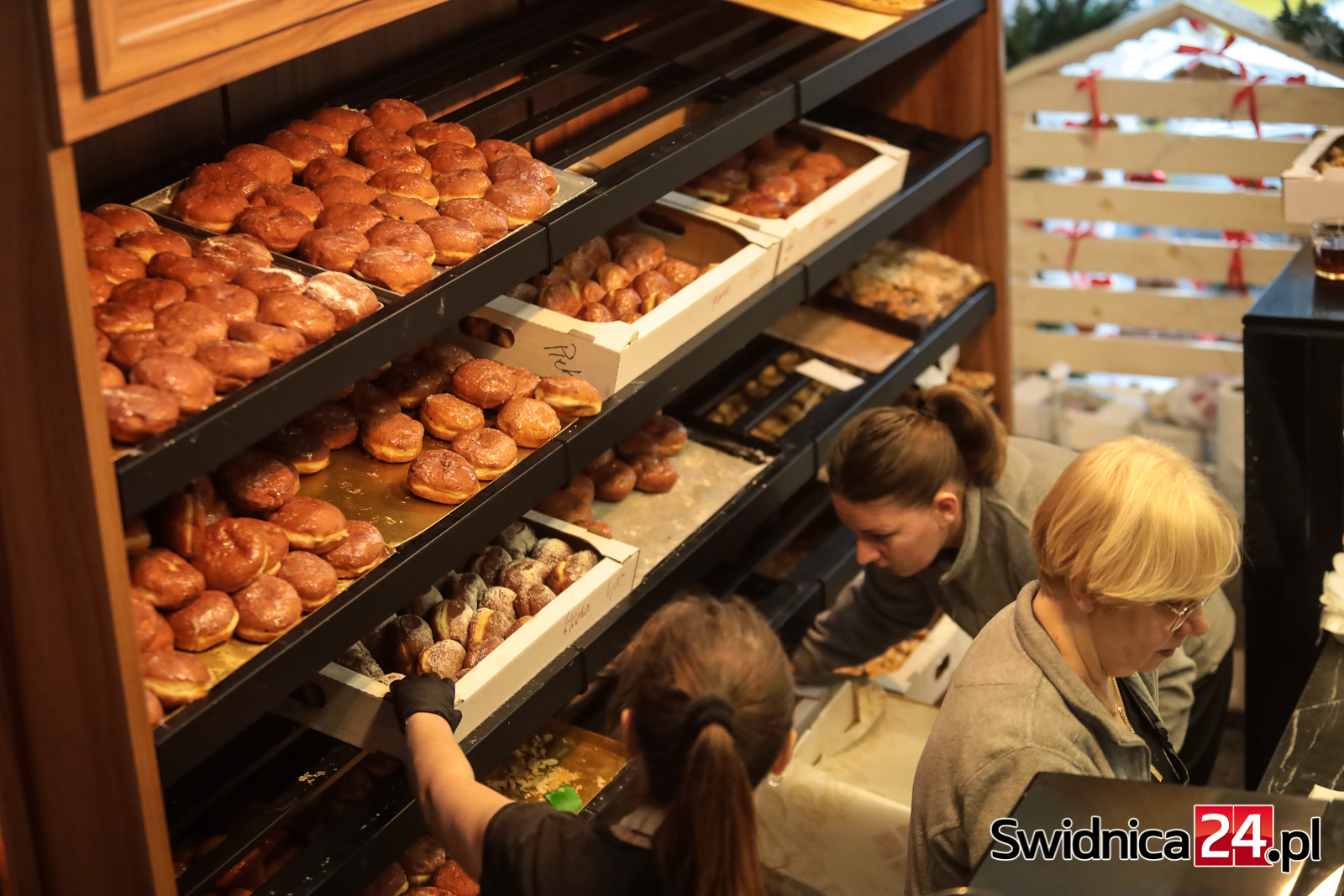 „Wszelkie diety dziś na boku, tłusty czwartek jest raz w roku!” Jaka jest geneza słodkiego święta? Ile pączków można zjeść?