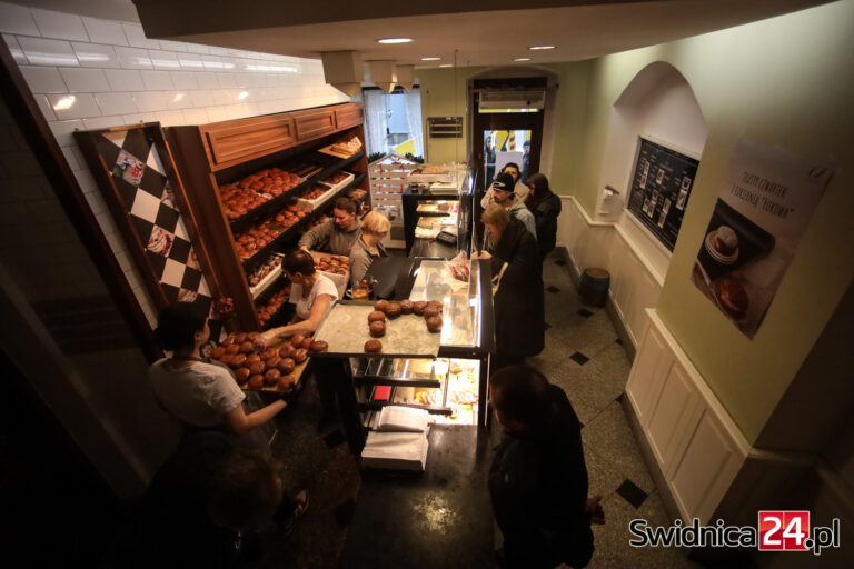 „Wszelkie diety dziś na boku, tłusty czwartek jest raz w roku!” Jaka jest geneza słodkiego święta? Ile pączków można zjeść?