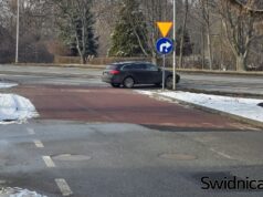 Kierowcy ignorują nakaz prawoskrętu z ul. Kanonierskiej, a z parkingu zrobili darmowy komis