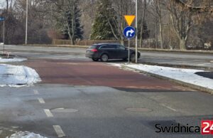 Kierowcy ignorują nakaz prawoskrętu z ul. Kanonierskiej, a z parkingu zrobili darmowy komis