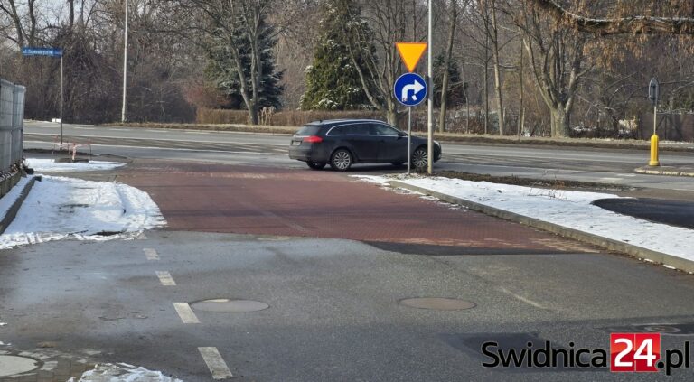 Kierowcy ignorują nakaz prawoskrętu z ul. Kanonierskiej, a z parkingu zrobili darmowy komis