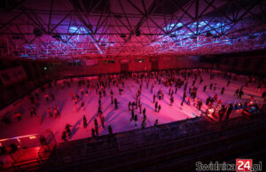 Ostatnie ślizgi i dyskoteka na lodzie na zakończenie sezonu na świdnickim lodowisku