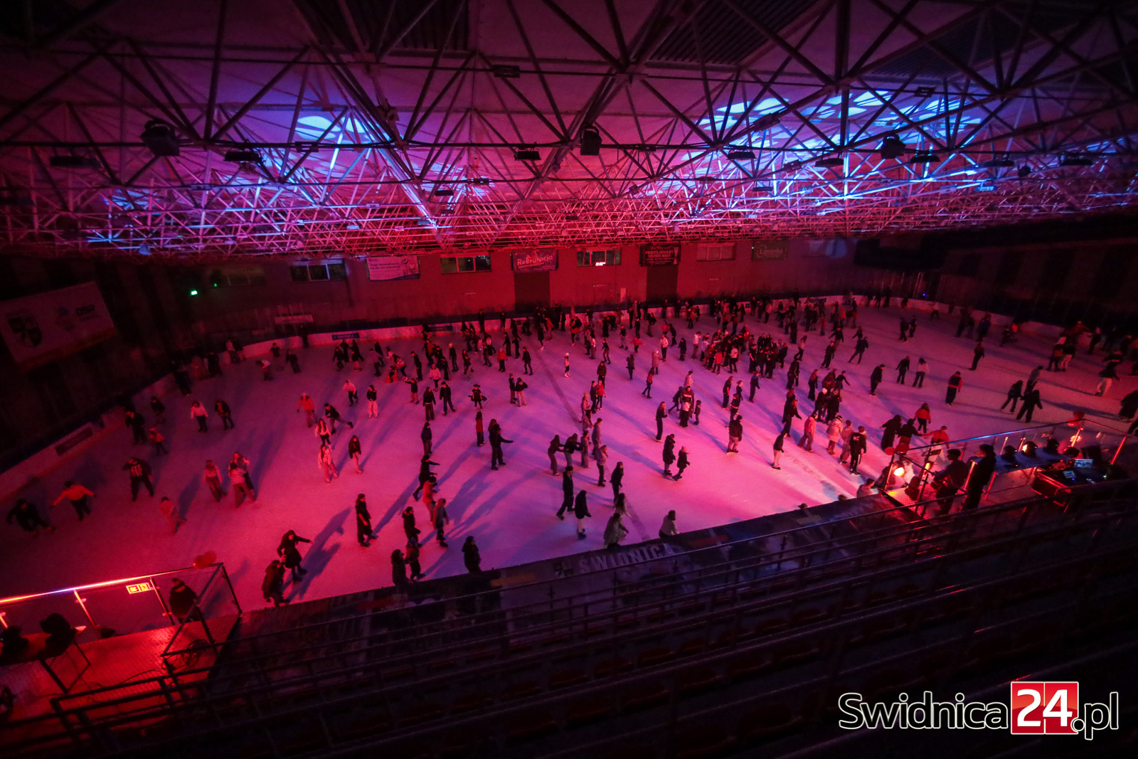 Walentynkowa dyskoteka na świdnickim lodowisku przyciągnęła tłumy [FOTO/VIDEO]