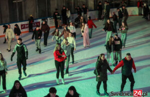 Finisz sezonu na lodowisku – ostatnie ślizgawki, dyskoteka na lodzie i turnieje!