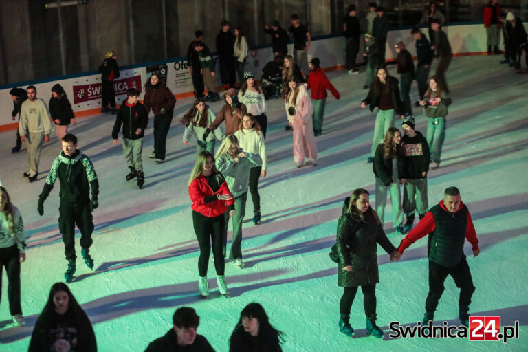 Finisz sezonu na lodowisku – ostatnie ślizgawki, dyskoteka na lodzie i turnieje!