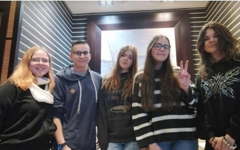 „Zrzuć Maskę” – licealiści na pomoc młodszym koleżankom i kolegom. „Przestańcie ukrywać emocje”