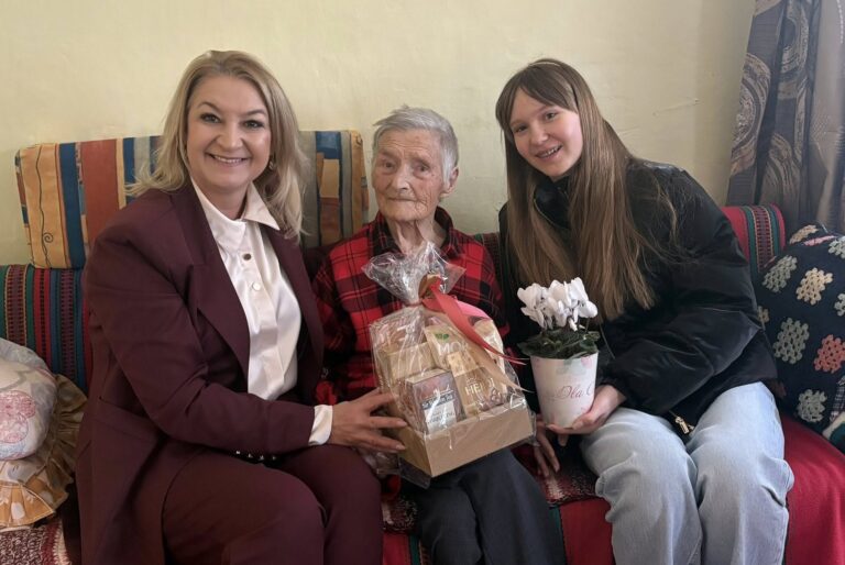 Józefa Trzepla świętowała 105. urodziny. Jubilatkę odwiedziła delegacja z lokalnej szkoły [FOTO]