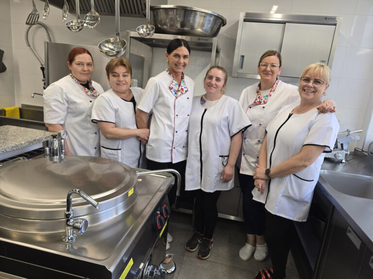 Nowa stołówka w strzegomskiej „dwójce” oficjalnie otwarta [FOTO]