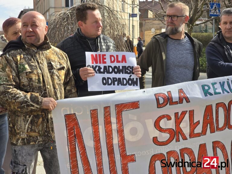 Protest przed urzędem. Mieszkańcy boją się wysypiska odpadów [FOTO]