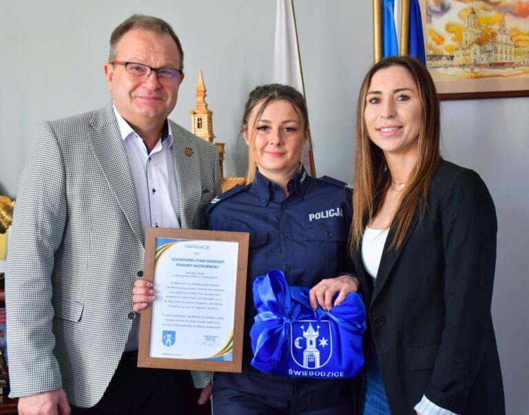 Policjantka doceniona za pomoc, udzieloną po służbie