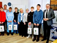 Chłopcy z Wierzbnej ruszyli na pomoc mieszkańcom podczas gołoledzi