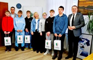 Chłopcy z Wierzbnej ruszyli na pomoc mieszkańcom podczas gołoledzi