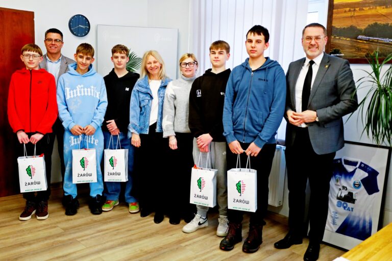 Chłopcy z Wierzbnej ruszyli na pomoc mieszkańcom podczas gołoledzi