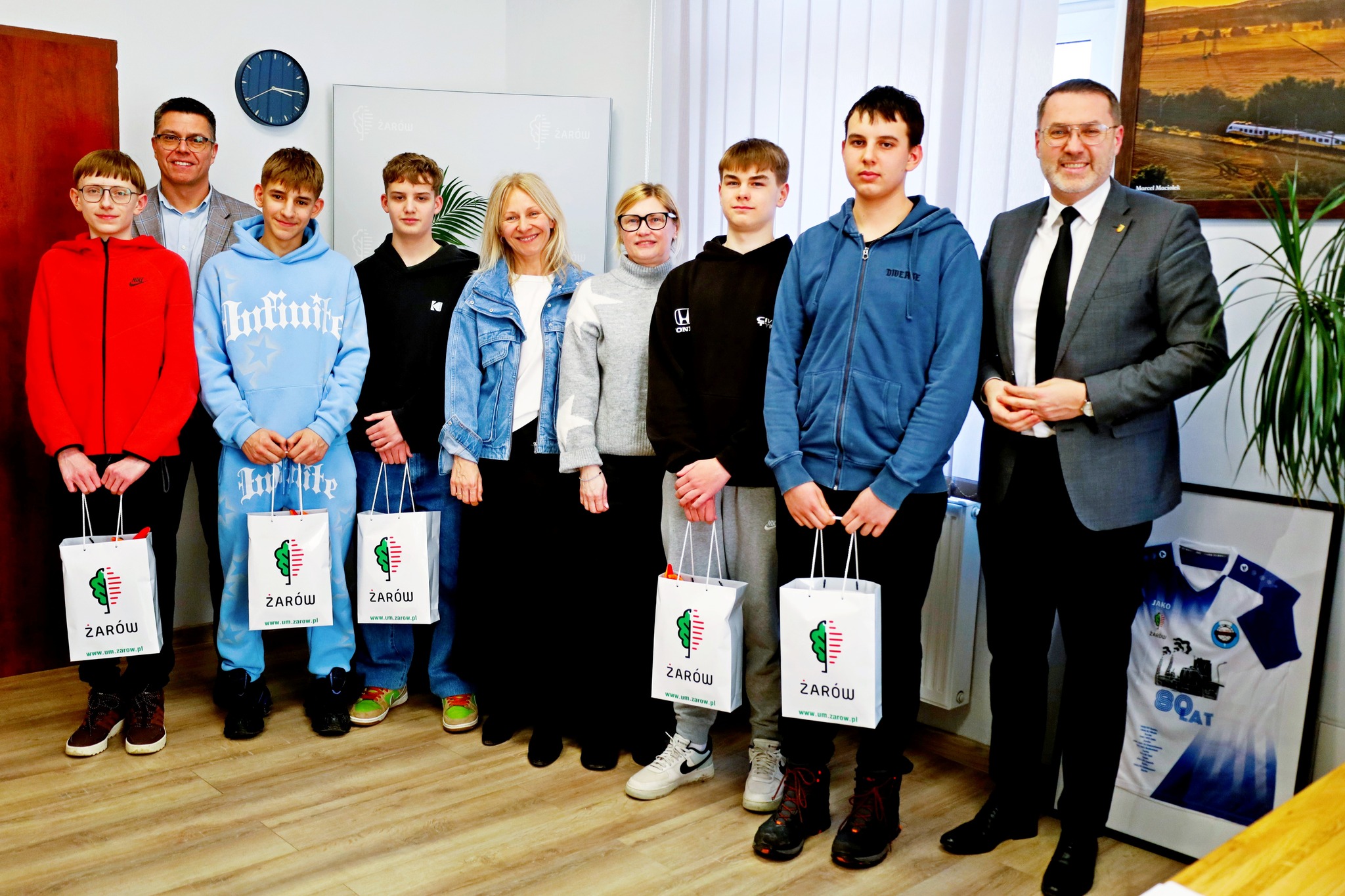 Chłopcy z Wierzbnej ruszyli na pomoc mieszkańcom podczas gołoledzi